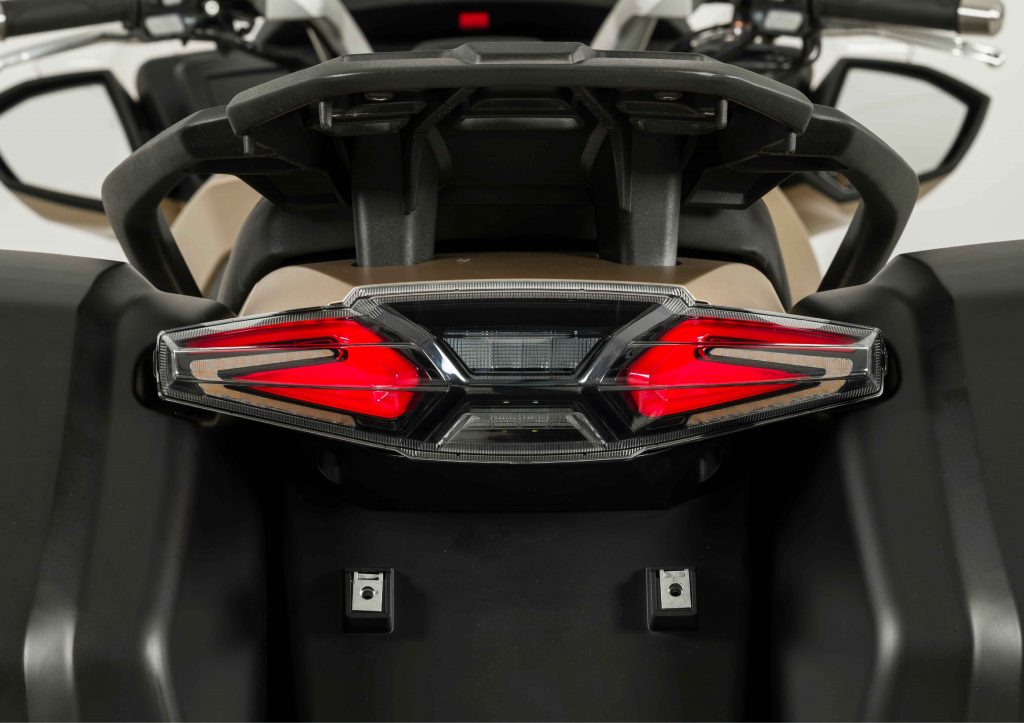 JLC-MOTO-MASH-GT-750-ROUTIERE-NOUVEAUTE-YVETOT-GARAGE-FEU-ARRIERE